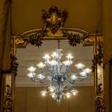 ...nella quale si riflette il lampadario centrale in vetro di Murano